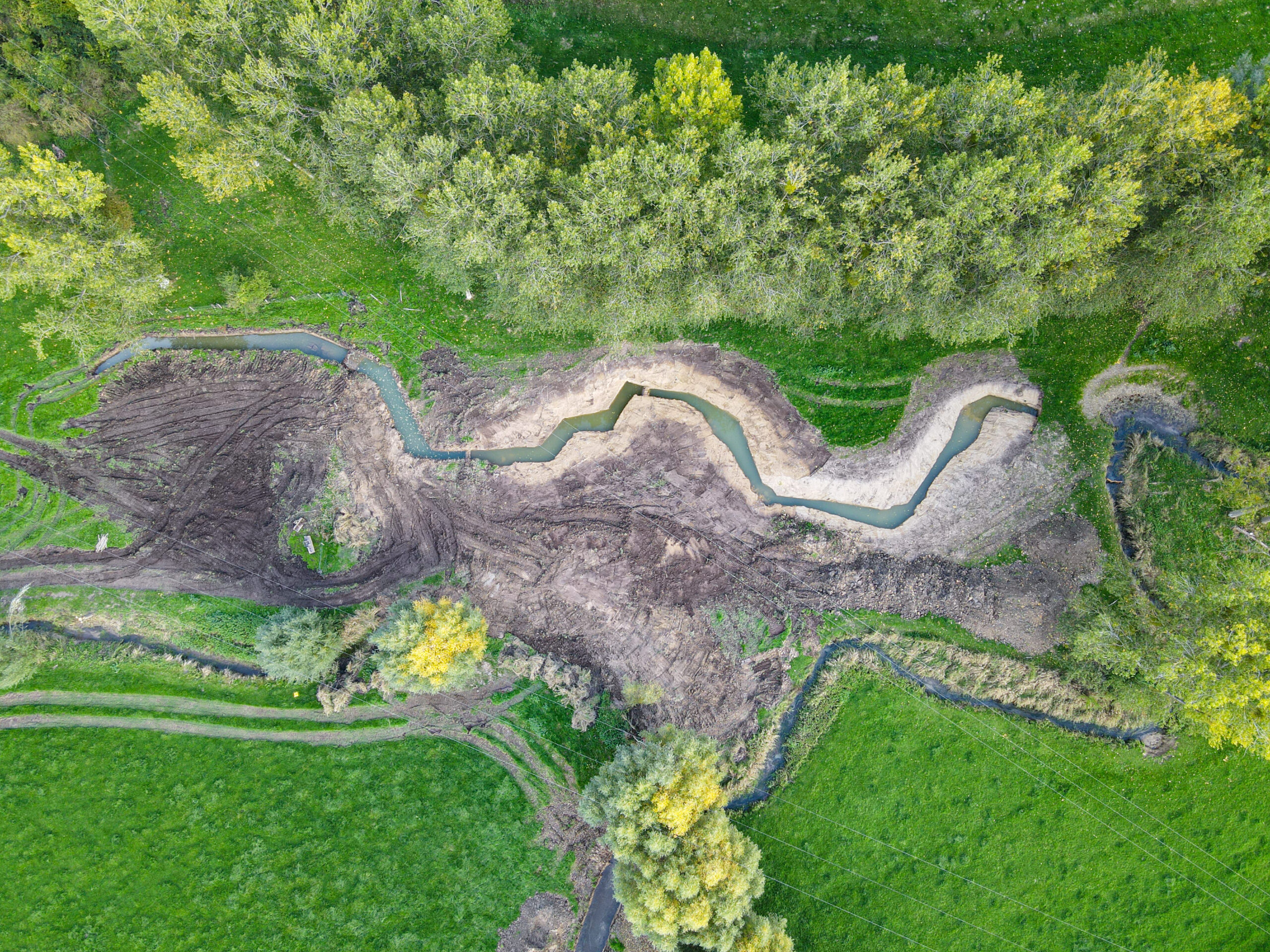 Vue aérienne terrassement du Moulin d'Haudricourt. Restauration de la continuité écologique et de l’hydromorphologique du ruisseau de la Vitardière en Seine Maritime. Projet lauréat du Prix national du Génie écologique 2024 de l'A-IGEco. Porteur de la candidature : groupement SMAB – Syndicat mixte d’aménagement, de gestion et de valorisation du bassin de la Bresle, Bureau d’études BIOTEC Ingénierie écologique et NET - Nature Environnement Terrassement.